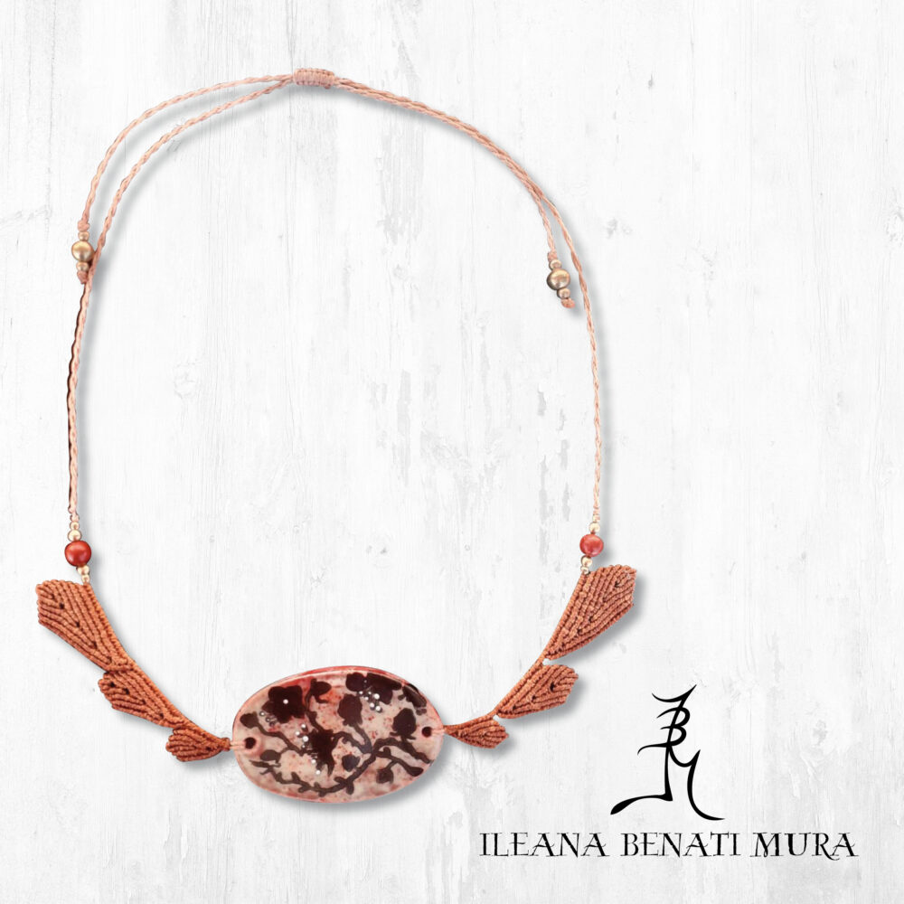 Collana in porcellana e macramè con pietre