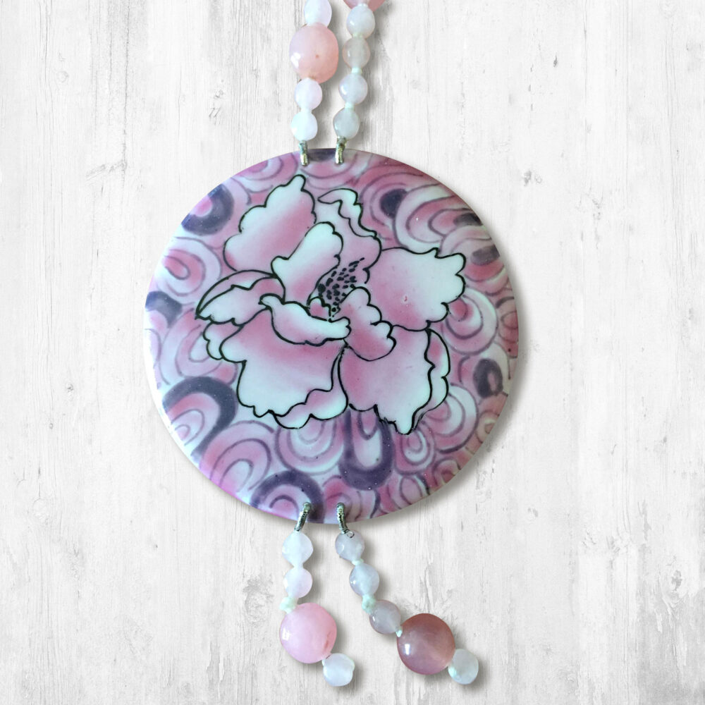 Ciondolo rosa in porcellana