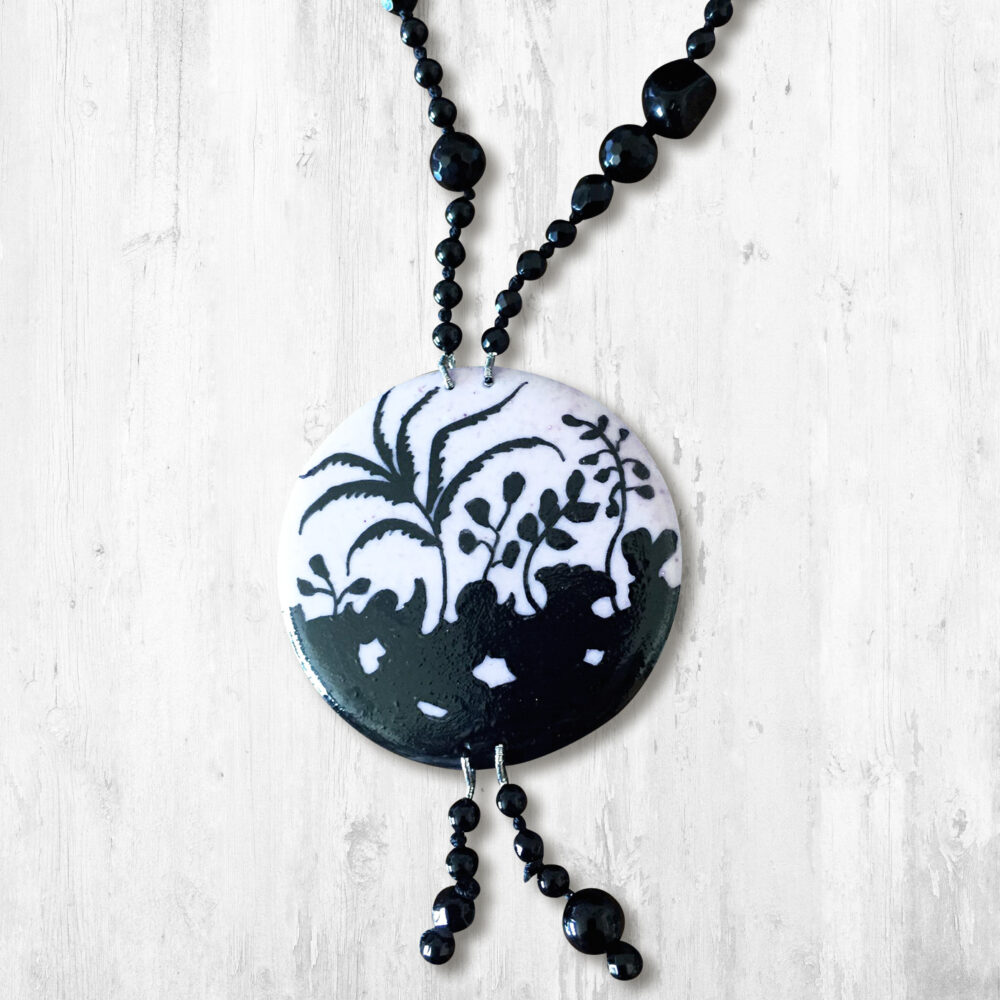 Ciondolo nero in porcellana