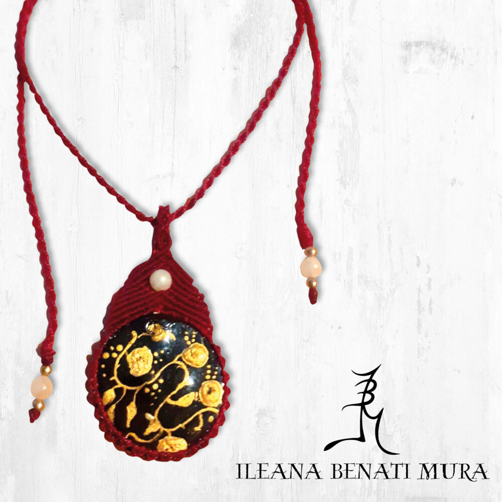 Ciondolo in porcellana con montatura e collana in macramè 2