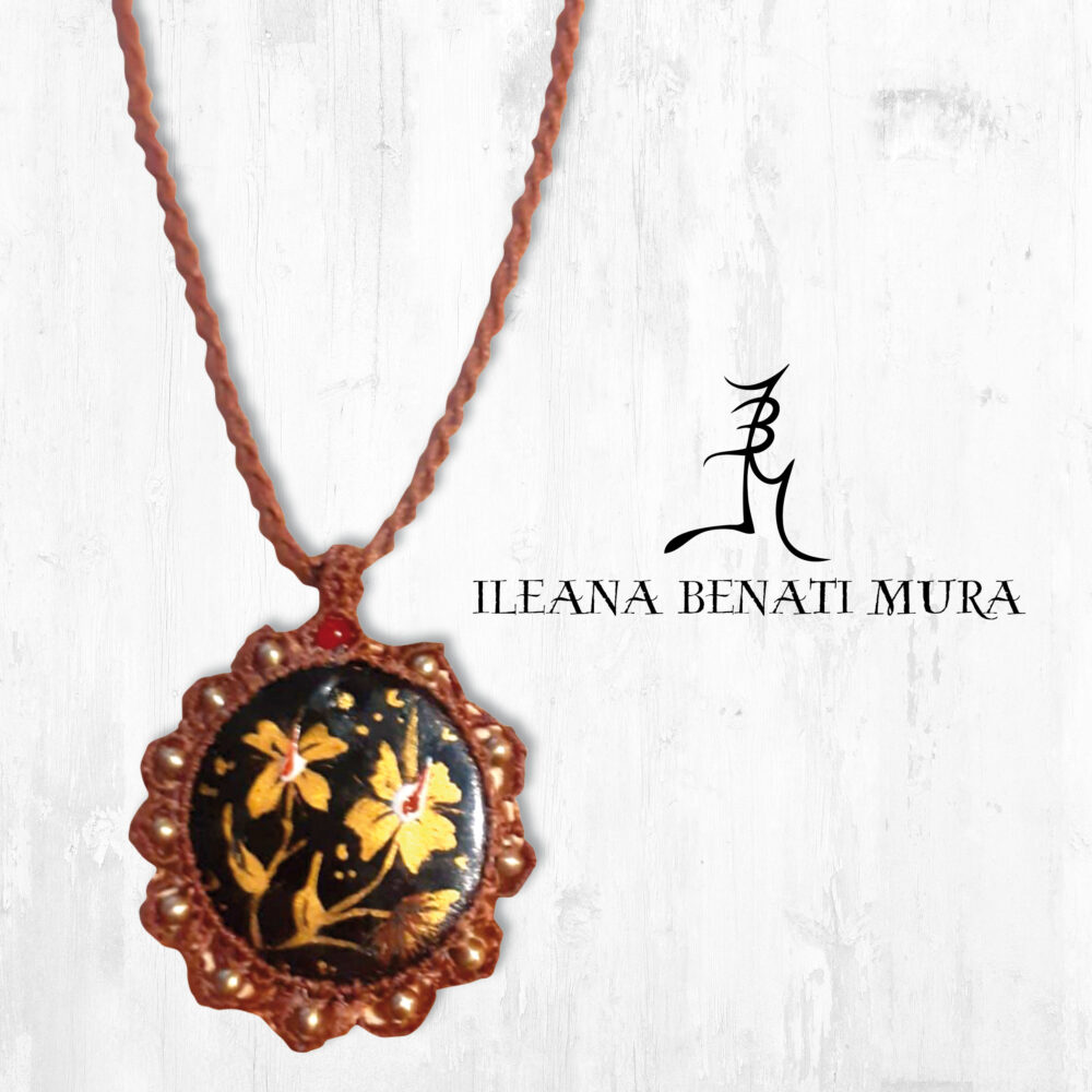 Ciondolo in porcellana con montatura e collana in macramè 3