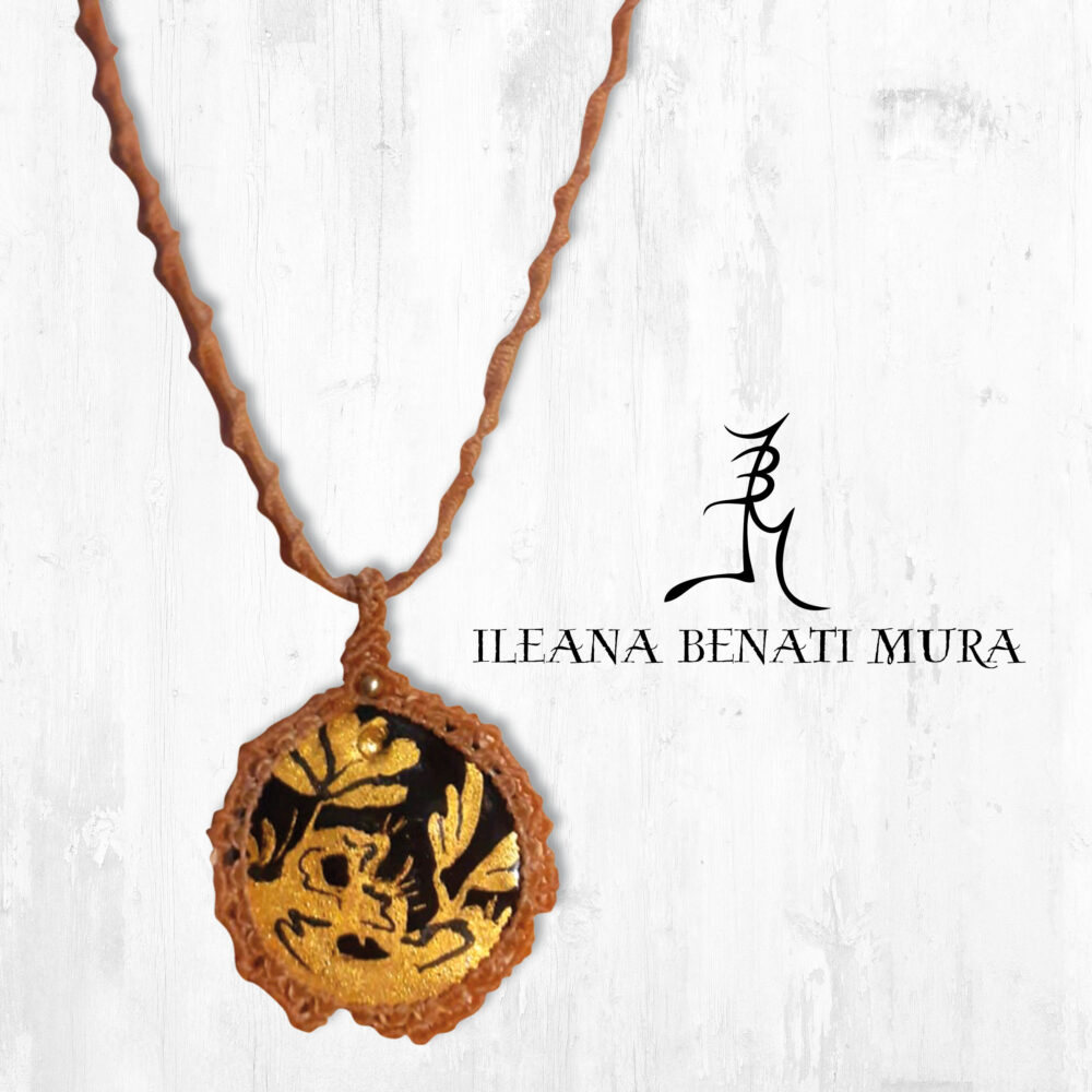 Ciondolo in porcellana con montatura e collana in macramè 4