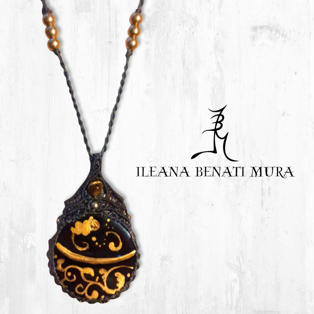 Ciondolo in porcellana con montatura e collana in macramè