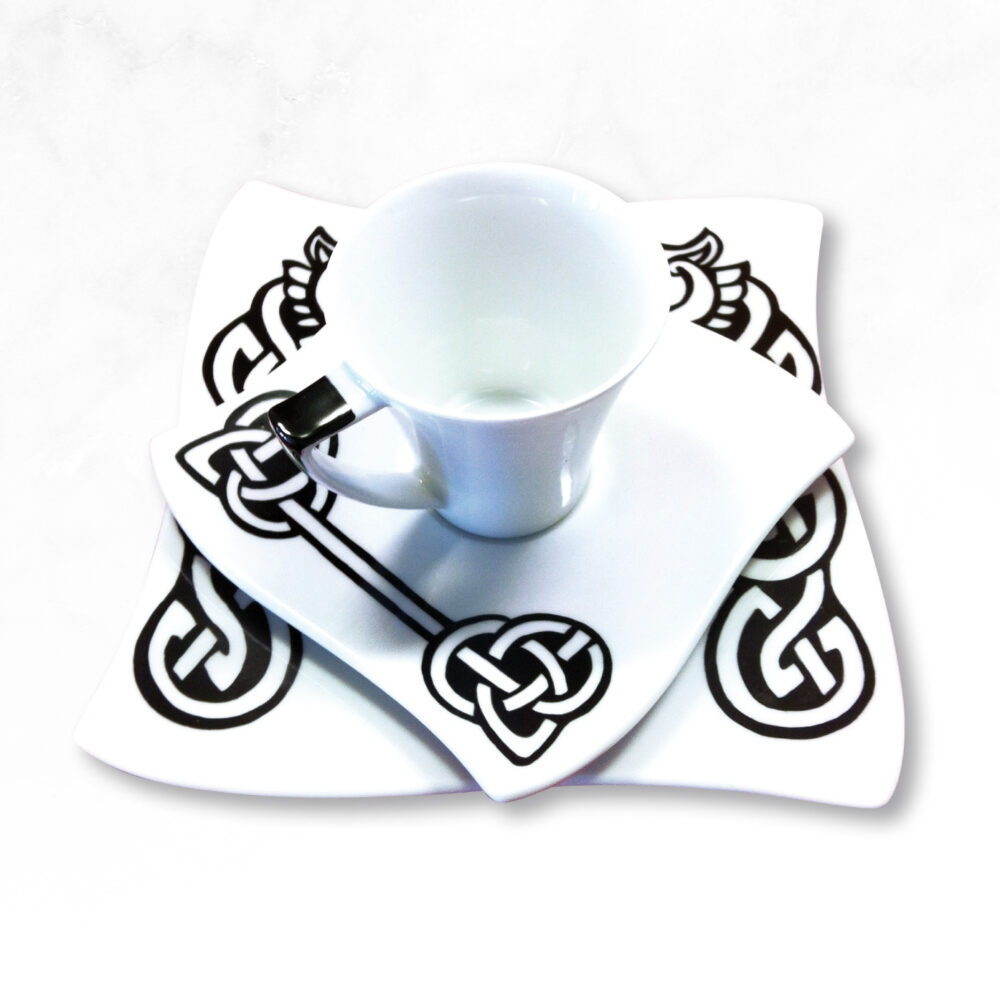 Tre pezzi in porcellana