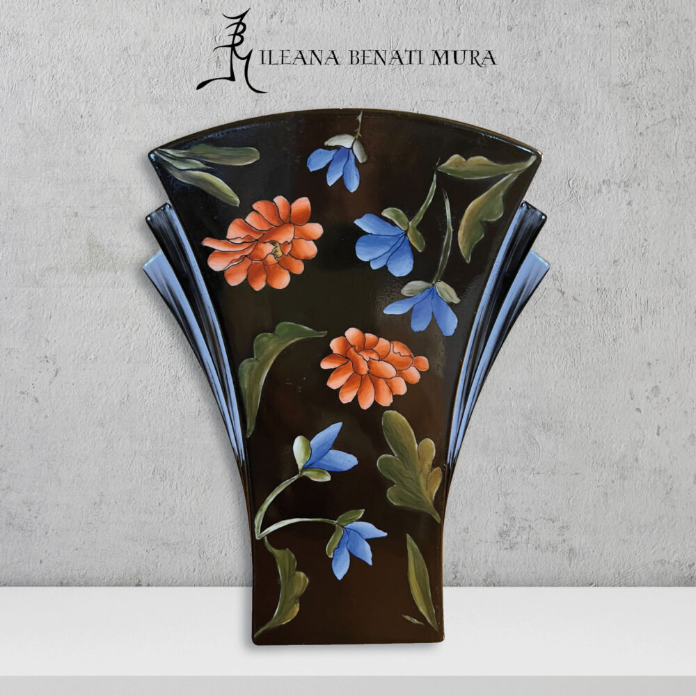 Vaso in porcellana modello Libertzy, serie Sa domo de su entu